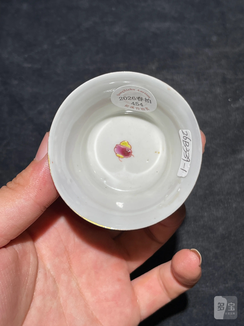 清雍正 仿木纹釉粉彩富贵如意纹杯碟套 - 图5